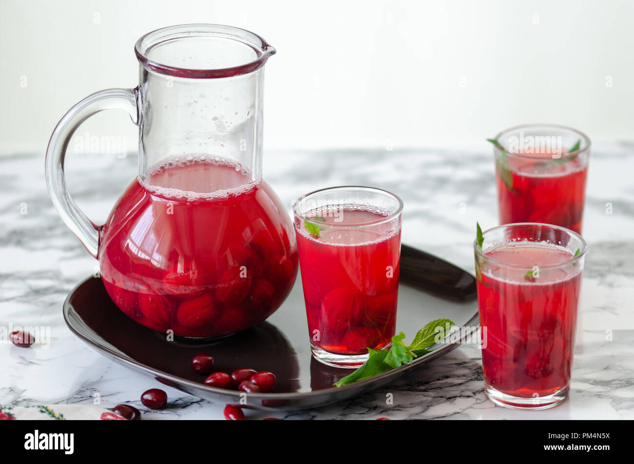 La donna è il riempimento di succo di mirtillo palustre in vetro.It è sana in casa bevanda. Foto Stock
