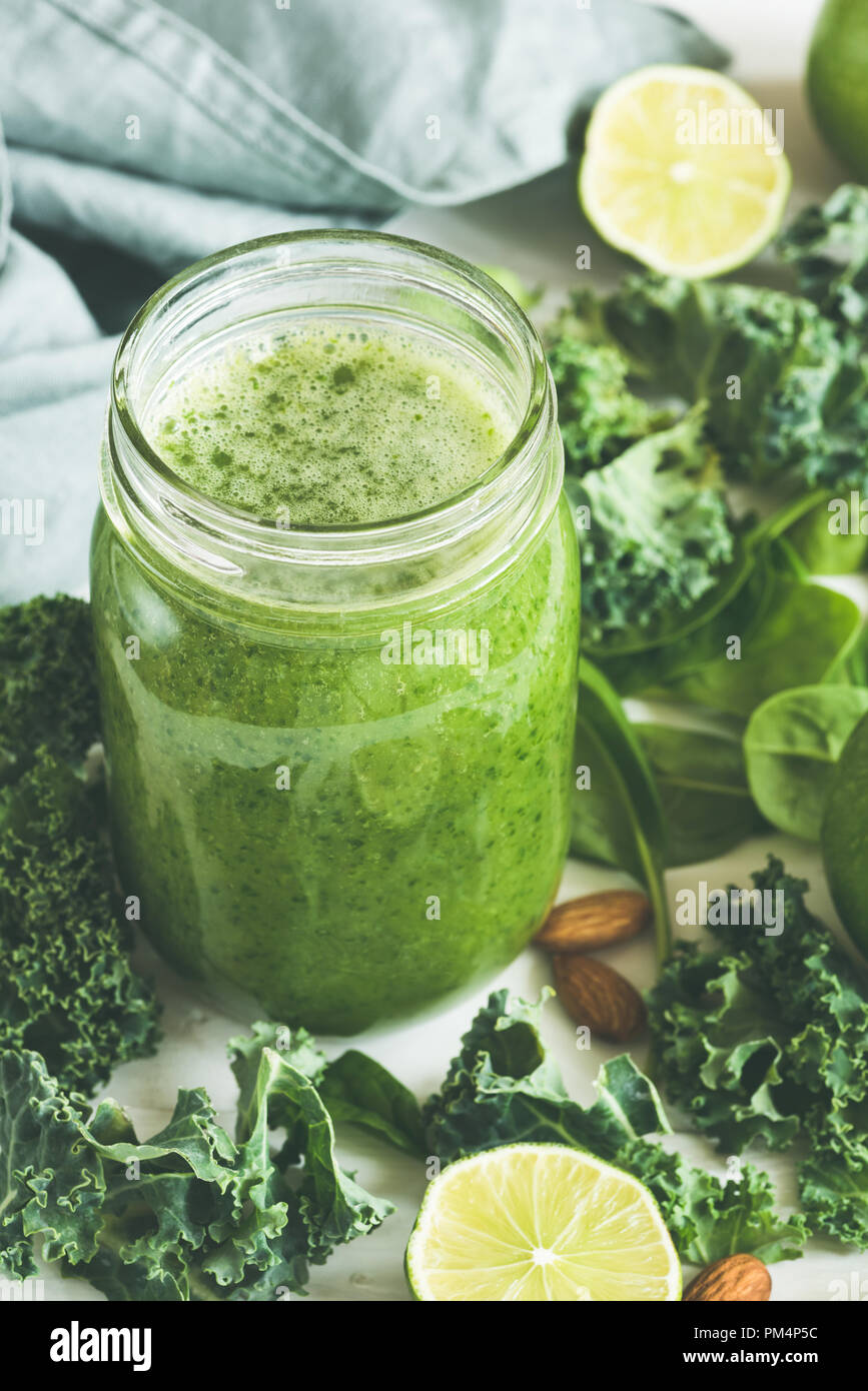 Frullato di verde in una bottiglia di vetro. Cavolo verde lime Spinaci Mela Verde Smoothie Detox Foto Stock