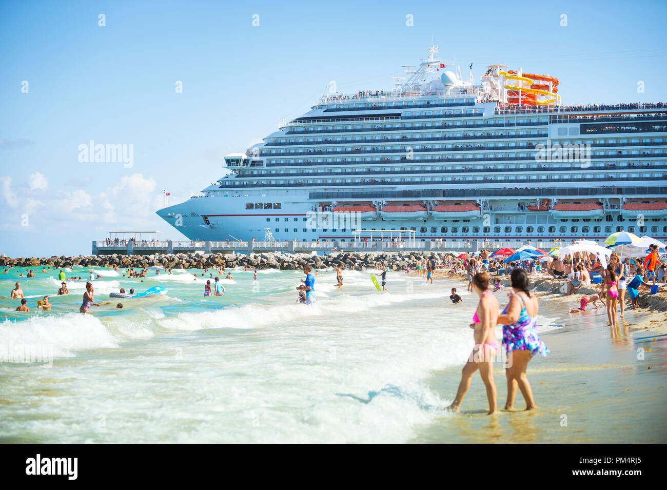 MIAMI - circa giugno, 2018: nave da crociera Carnival lascia la porta e passa South Beach occupato con lucertole da mare. Foto Stock