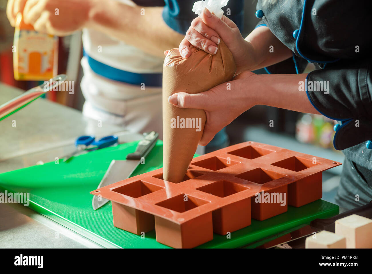 Il riempimento dello stampo in silicone Foto Stock