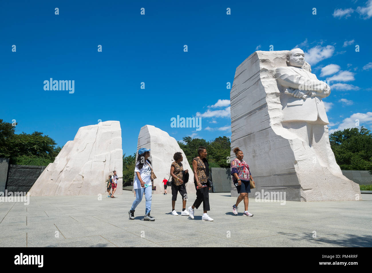 WASHINGTON DC - circa agosto, 2018: i turisti il Martin Luther King Jr Memorial, dotate di un ritratto del leader dei diritti civili scolpita in granito Foto Stock