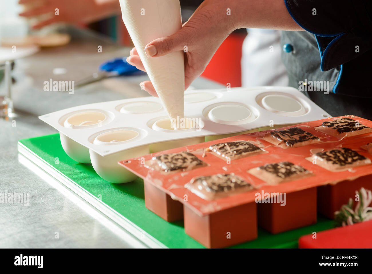 Bianco di riempimento dello stampo in silicone Foto Stock