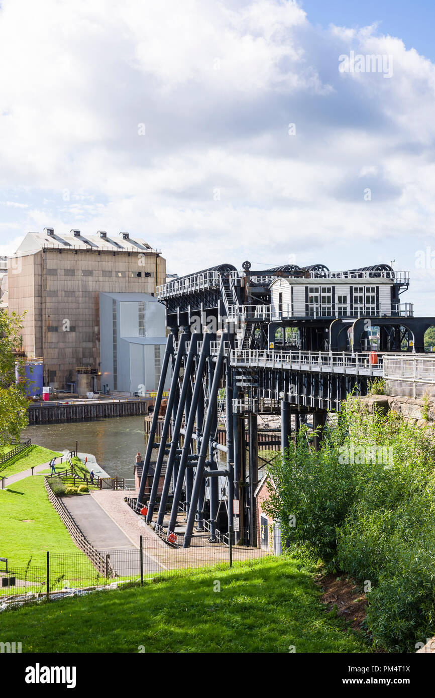 Livello superiore vista del Radlett boat lift e il fiume Weaver dal suolo maggiore supporto di uno sperone del Trent & Mersey canal a Northwich Cheshir Foto Stock