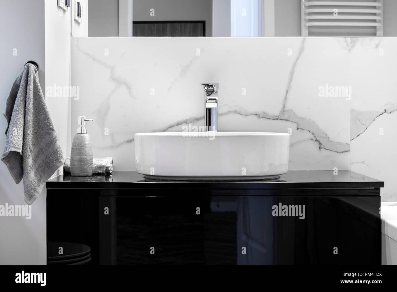 Una Moderna Stanza Da Bagno In Marmo Con Finitura In Bianco E Nero Style Foto Stock Alamy