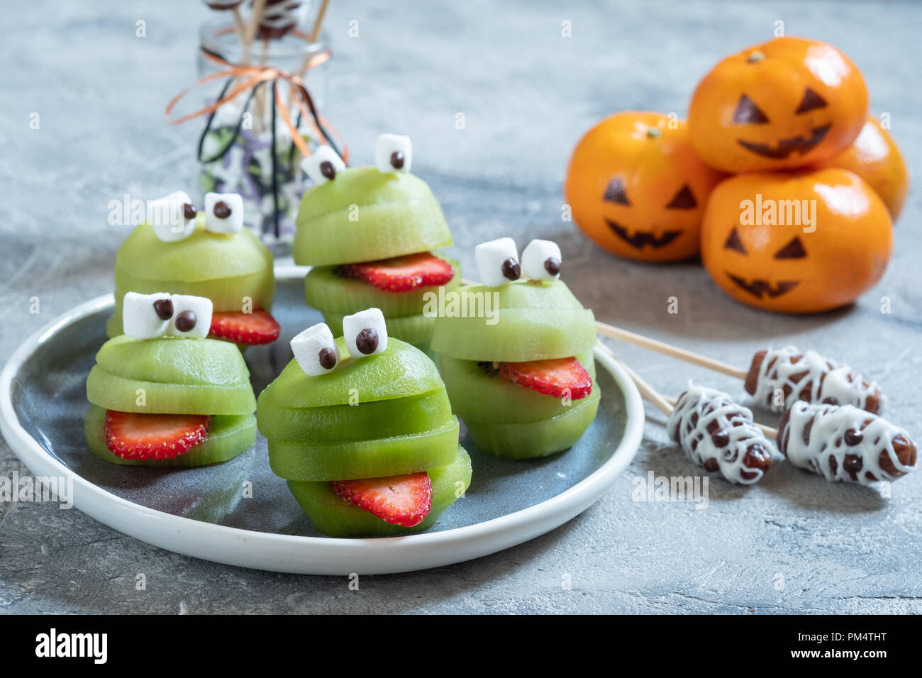 Spooky kiwi verde mostri per Halloween Foto Stock