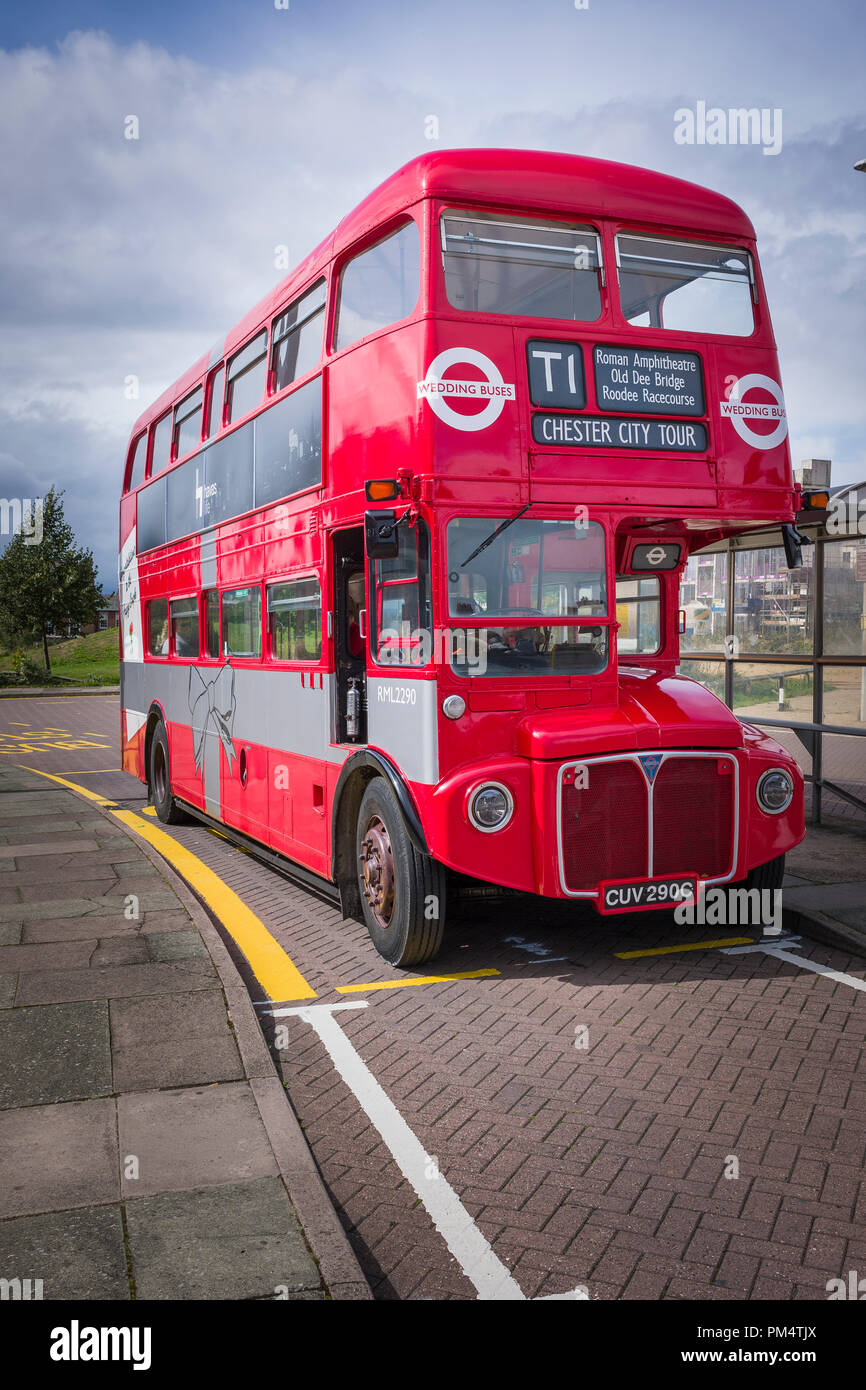 Una vecchia Londra autobus Routemaster serve come un tour della città il veicolo in CHESTER Inghilterra England Regno Unito Foto Stock