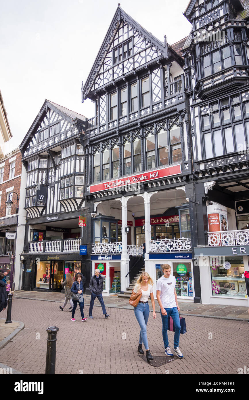 EDINBURGH LANIFICIO è uno dei tanti negozi e magazzini trading dai locali nelle righe, una popolare destinazione nella parte vecchia della città di Chester Foto Stock