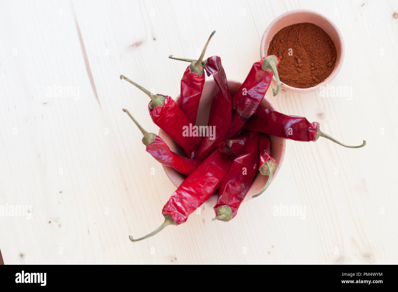 Peperoncino rosso, olio, il pane e il pepe in un vaso di argilla Foto Stock