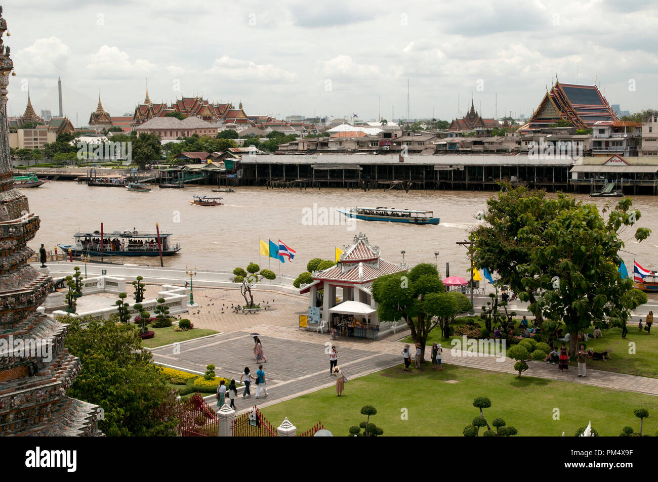 Vista del Wat Phra Kaeo e il fiume Chao Phraya da de Wat Arun - Bankgok - Thailandia vue sur le Wat Phra Kaeo et la rivière Chao Phraya depuis le Foto Stock