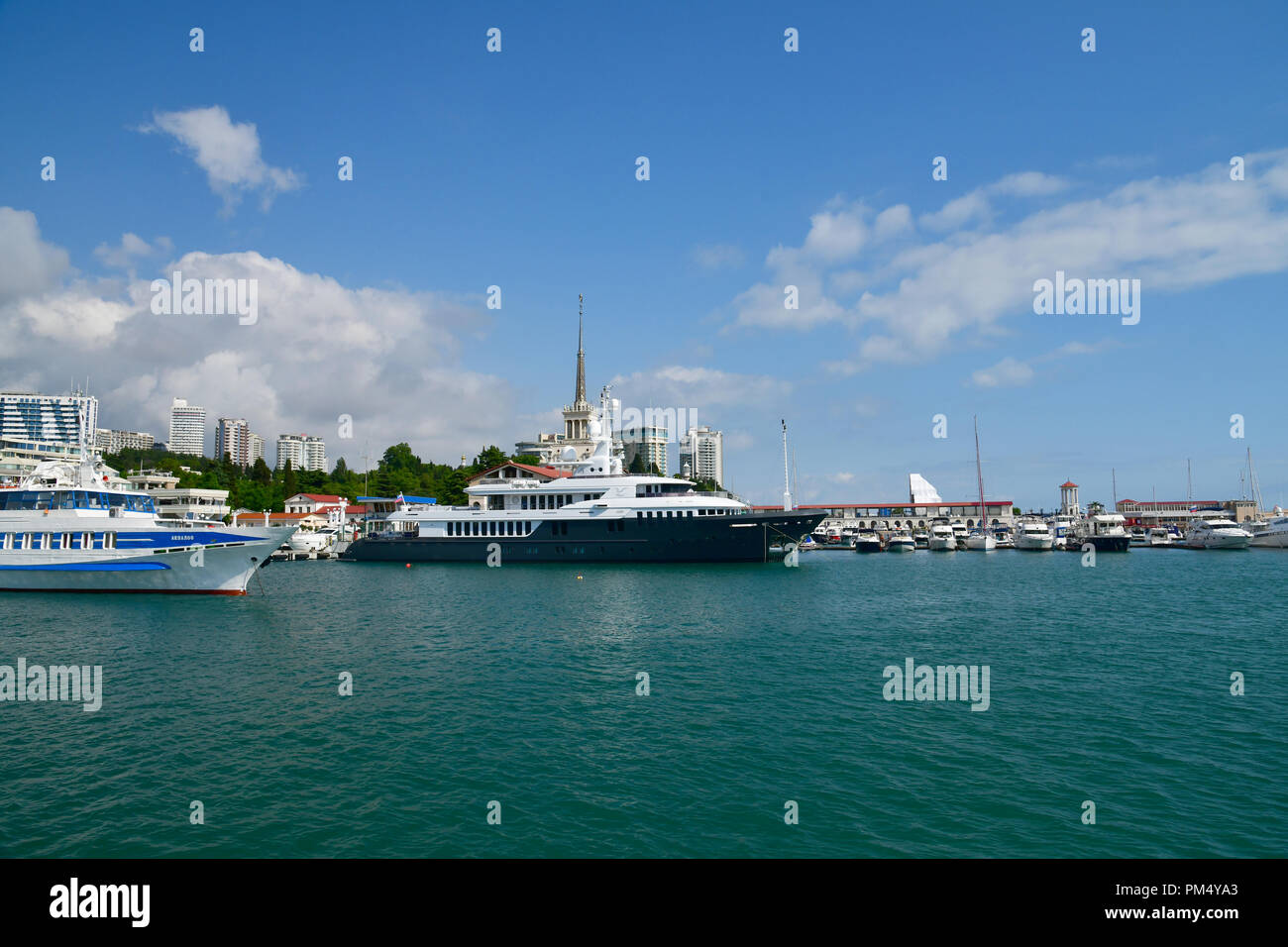 Sochi, Russia - 2 giugno. 2018. Chayka yacht è di proprietà di amministrazione presidenziale al molo sul mare Foto Stock