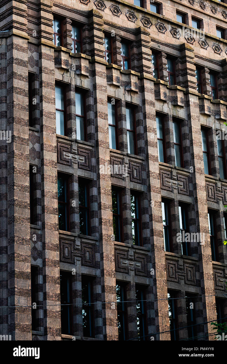 Lato di un edificio marrone con strette finestre Foto Stock