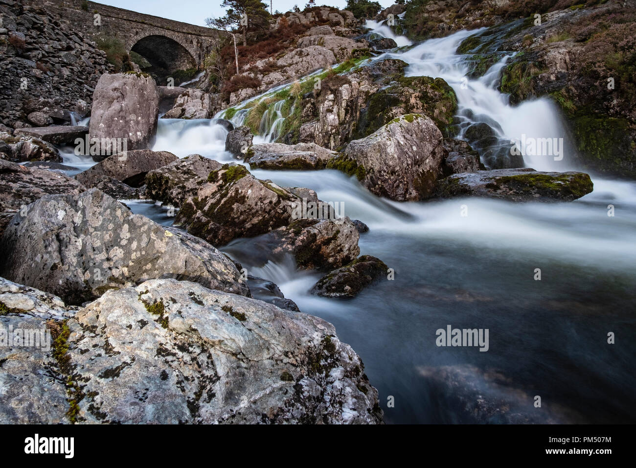 Rhaeadr Ogwen sapere come Ogwen cade, si trova nella valle di Ogwen, Snowdonia, Parco Nazionale, Wales, Regno Unito Foto Stock