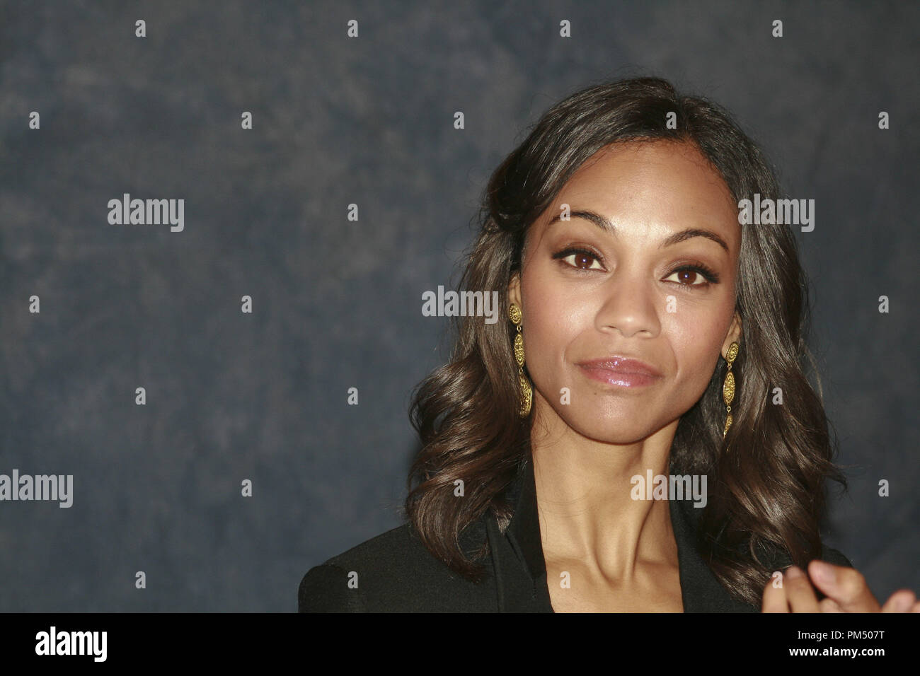 Zoe Saldana, 5 dicembre 2009. La riproduzione da parte di American tabloid è assolutamente vietato. Riferimento al file # 30121 004CCR per solo uso editoriale - Tutti i diritti riservati Foto Stock