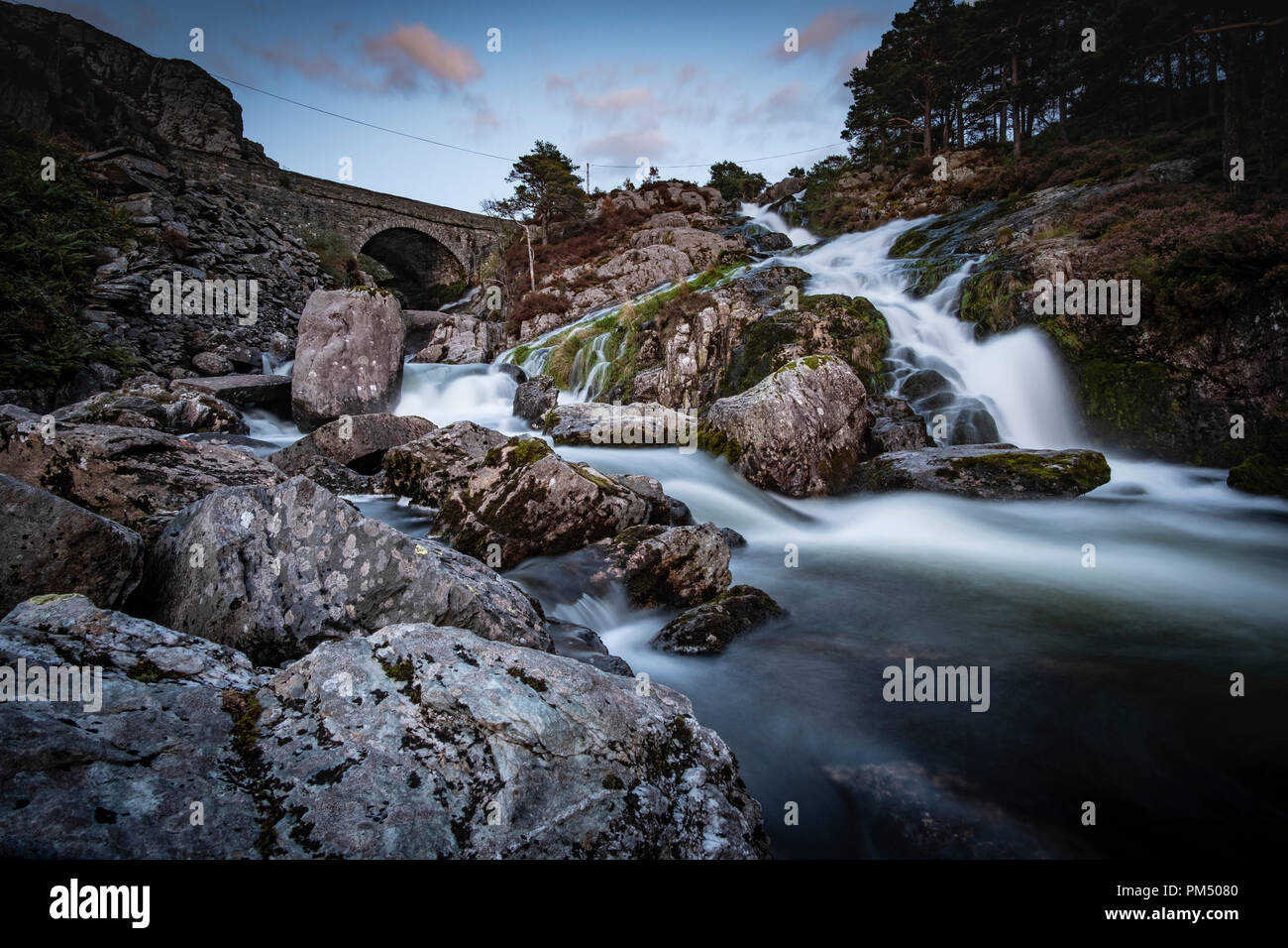 Rhaeadr Ogwen sapere come Ogwen cade, si trova nella valle di Ogwen, Snowdonia, Parco Nazionale, Wales, Regno Unito Foto Stock