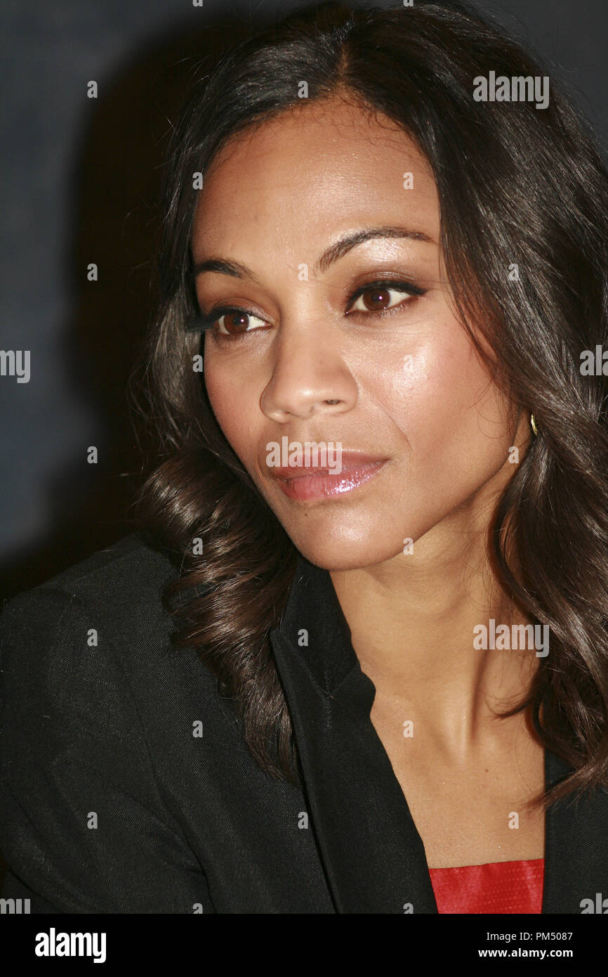 Zoe Saldana, 5 dicembre 2009. La riproduzione da parte di American tabloid è assolutamente vietato. Riferimento al file # 30121 013CCR per solo uso editoriale - Tutti i diritti riservati Foto Stock