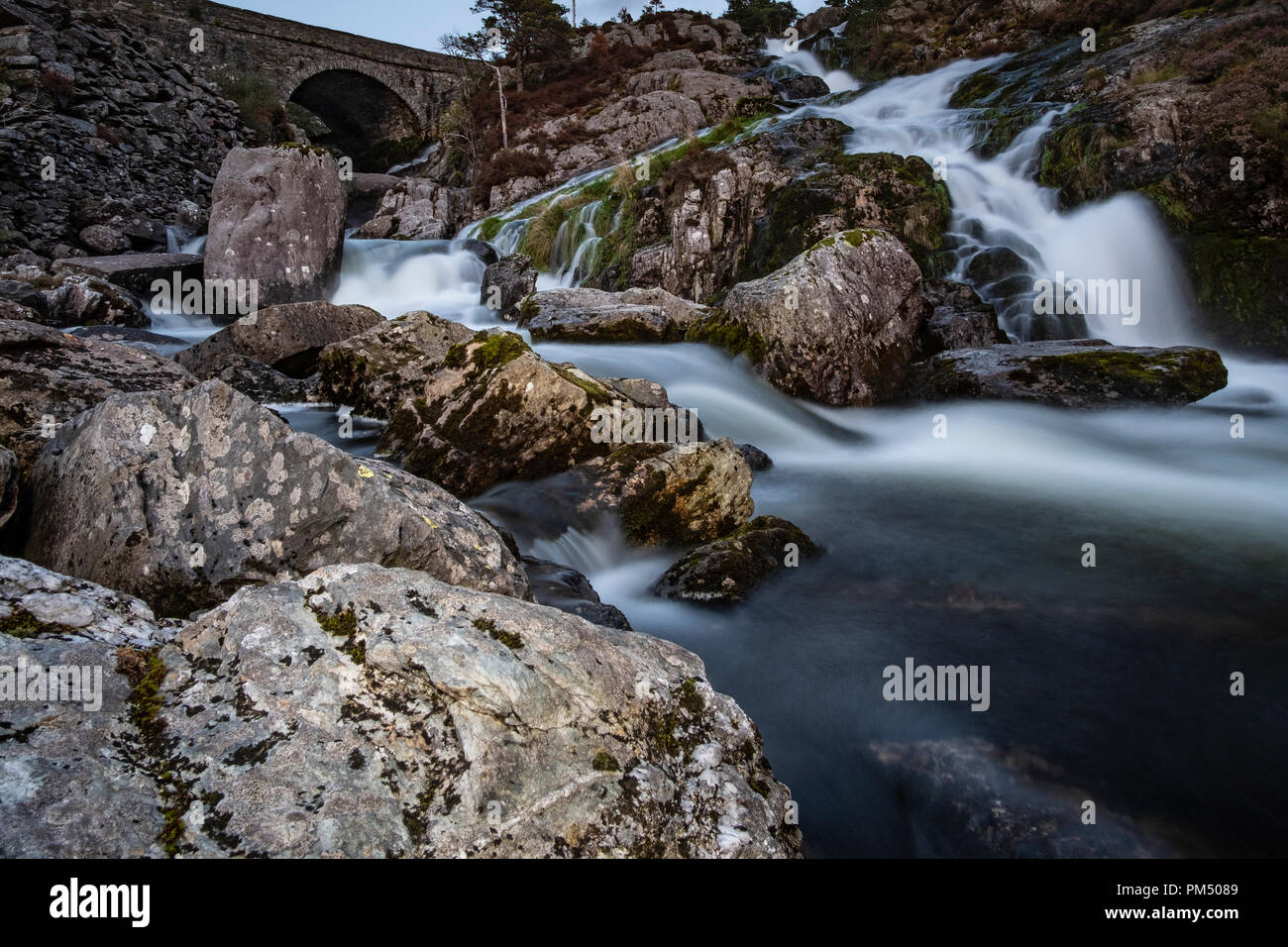 Rhaeadr Ogwen sapere come Ogwen cade, si trova nella valle di Ogwen, Snowdonia, Parco Nazionale, Wales, Regno Unito Foto Stock