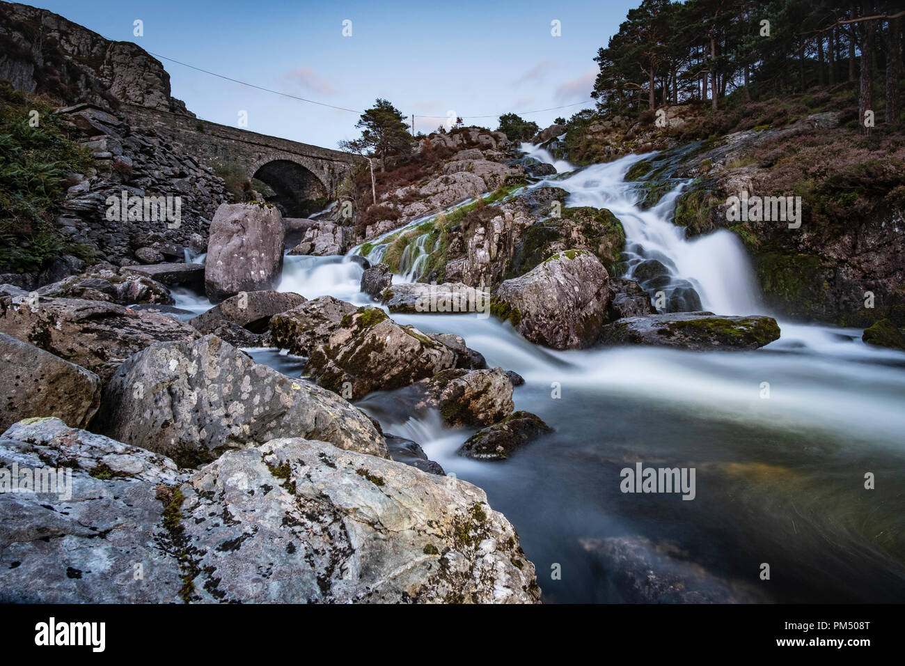 Rhaeadr Ogwen sapere come Ogwen cade, si trova nella valle di Ogwen, Snowdonia, Parco Nazionale, Wales, Regno Unito Foto Stock