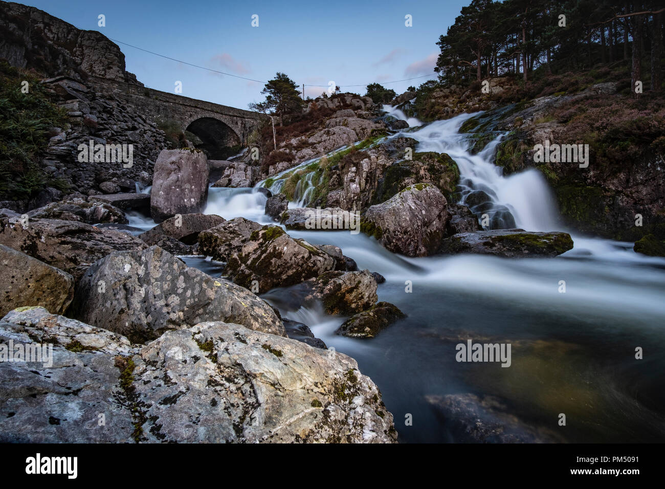 Rhaeadr Ogwen sapere come Ogwen cade, si trova nella valle di Ogwen, Snowdonia, Parco Nazionale, Wales, Regno Unito Foto Stock