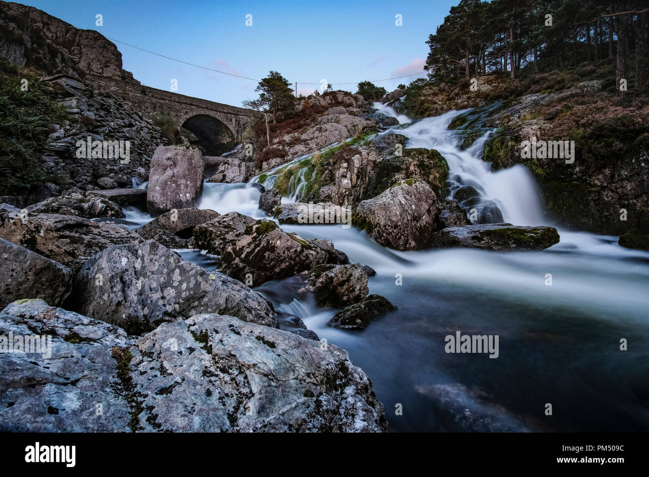 Rhaeadr Ogwen sapere come Ogwen cade, si trova nella valle di Ogwen, Snowdonia, Parco Nazionale, Wales, Regno Unito Foto Stock