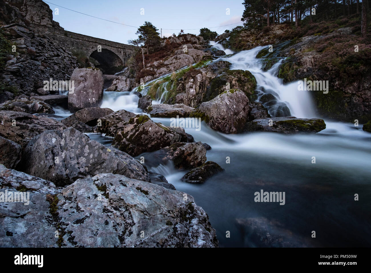 Rhaeadr Ogwen sapere come Ogwen cade, si trova nella valle di Ogwen, Snowdonia, Parco Nazionale, Wales, Regno Unito Foto Stock
