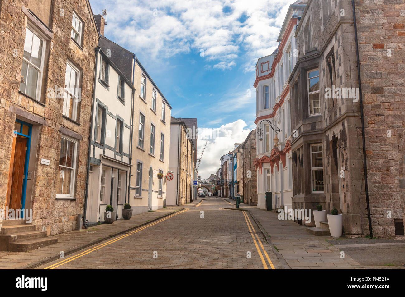 Restringere la vecchia strada a Caernarfon, Galles con eleganti case in stile georgiano. Foto Stock