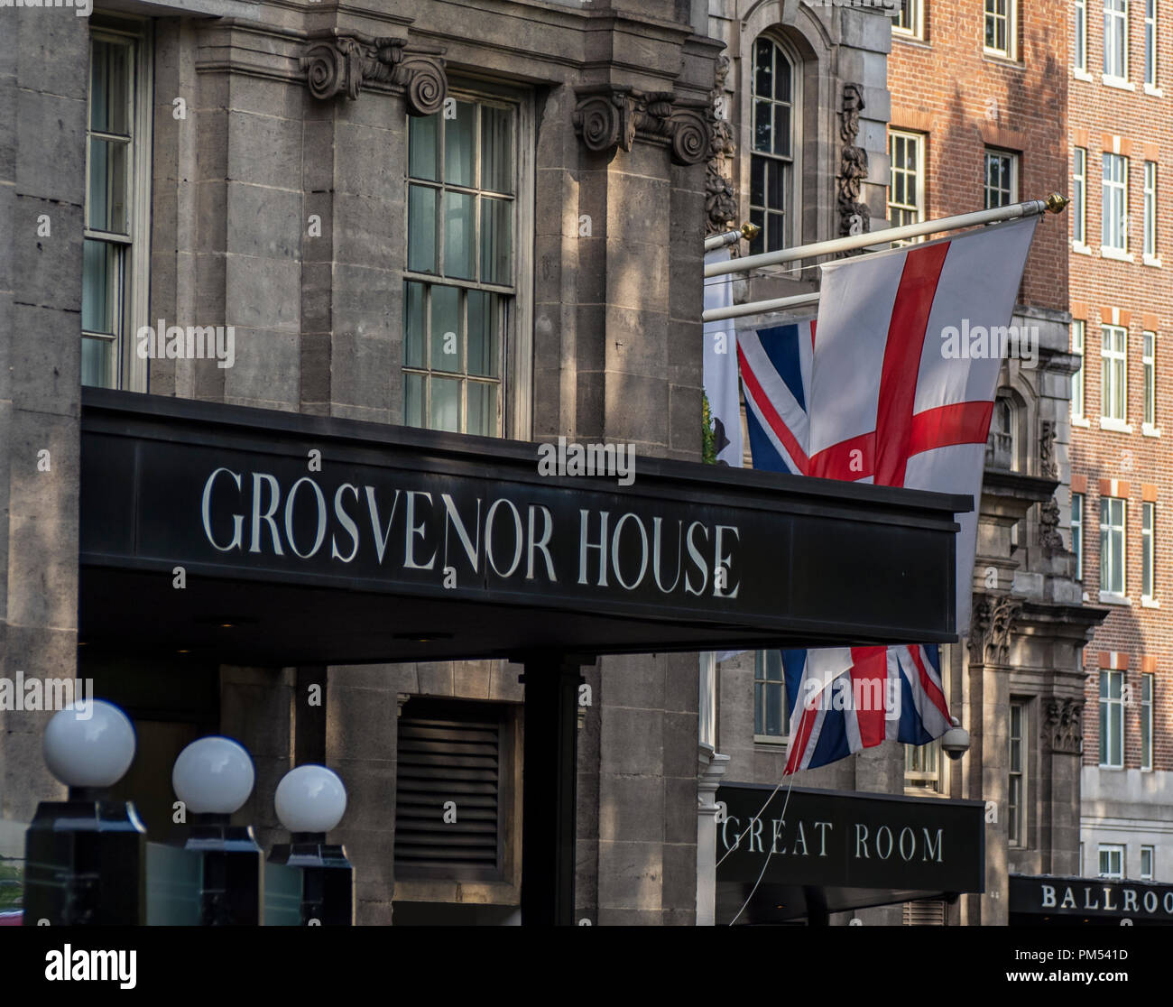LONDRA, Regno Unito - 25 AGOSTO 2018: Cartello sopra l'ingresso del Grosvenor House Hotel a Park Lane, Mayfair Foto Stock