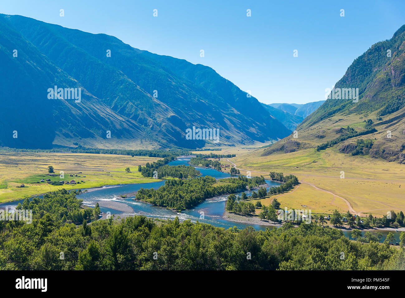 Panorama del Fiume Chulyshman Valley, Ulagansky District, Altai Repubblica, Russia Foto Stock