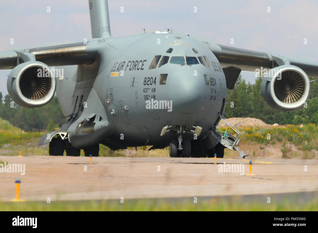 Chiudere aspetto del naso, la cabina di pilotaggio e di due motori della US Air Force cargo aereo Boeing C-17 in aeroporto Helsinki-Vantaa 15.07.2018. Foto Stock