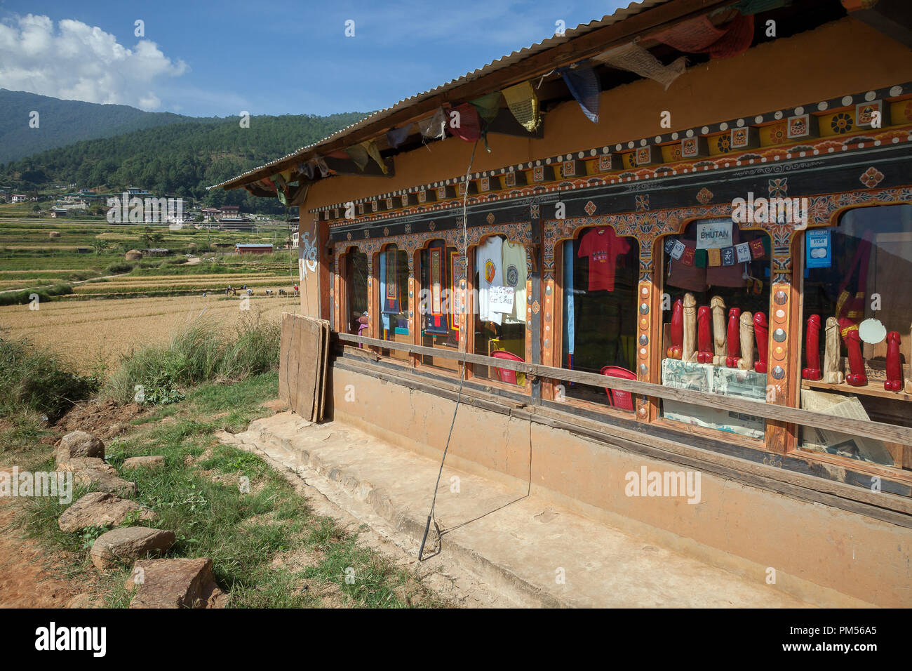 Souvenirs di Pana villaggio nei pressi di Lama Drukpa Kuenley, divina pazzo tempio della fertilità, Punakha valley. Il Bhutan. Foto Stock