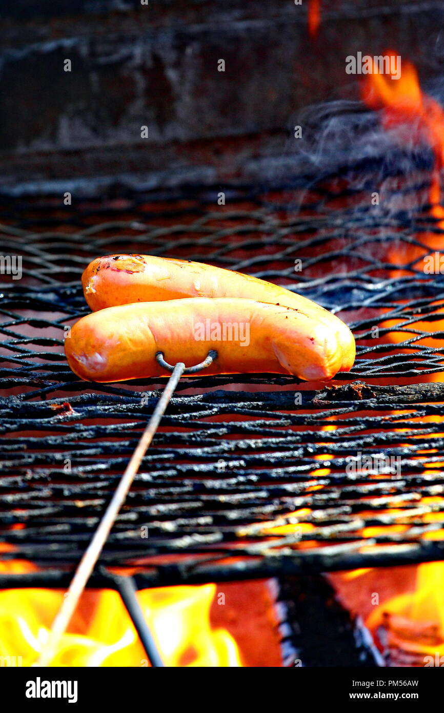 Barbecue. Close-up di salsicce alla griglia sulla rastrelliera metallica Foto Stock
