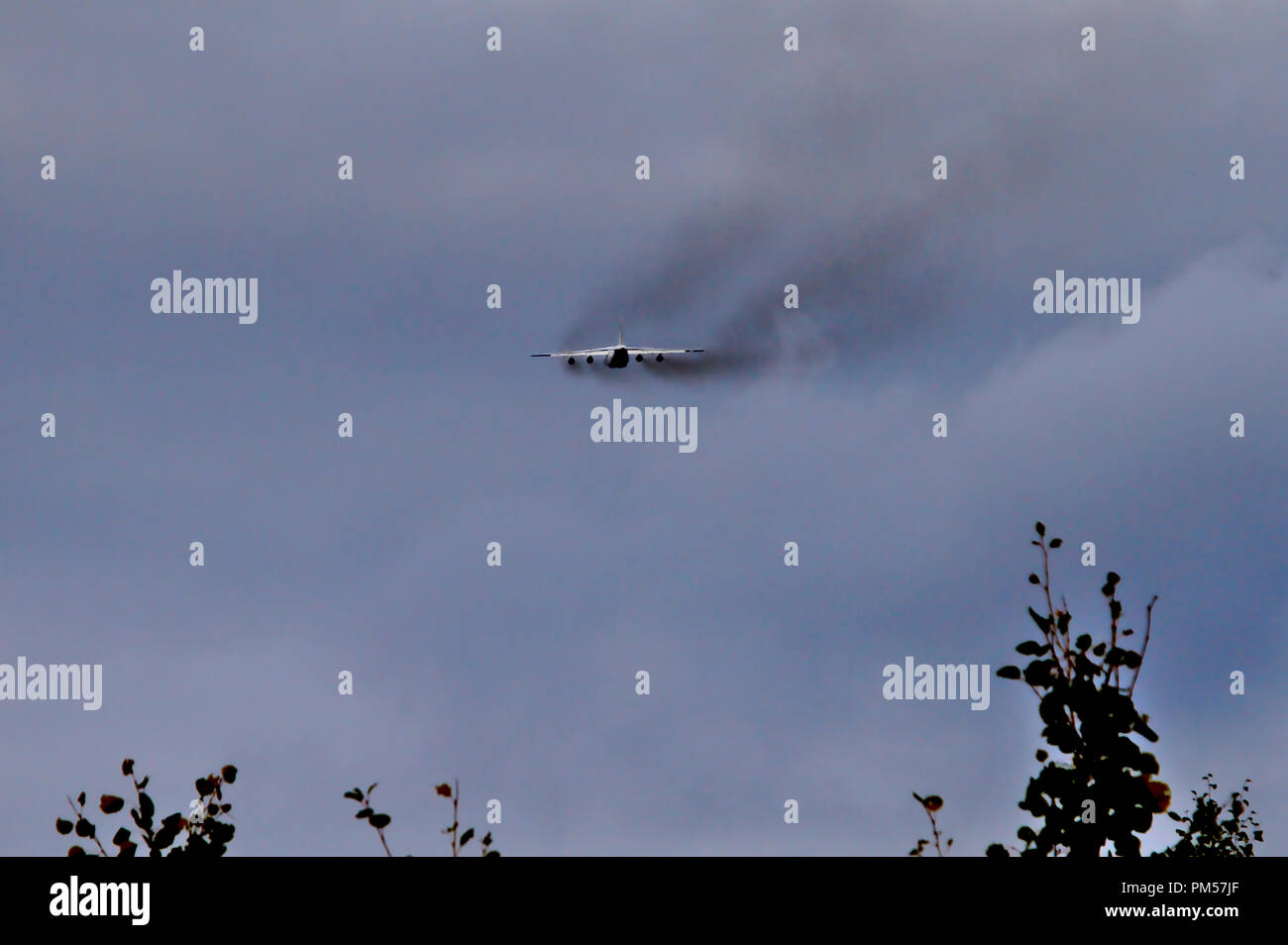 Exessive fumo nero da motori di un motore quattro cargo aereo dopo il decollo. Alcuni piani sono più rispettosa dell'ambiente rispetto ad altri. Foto Stock