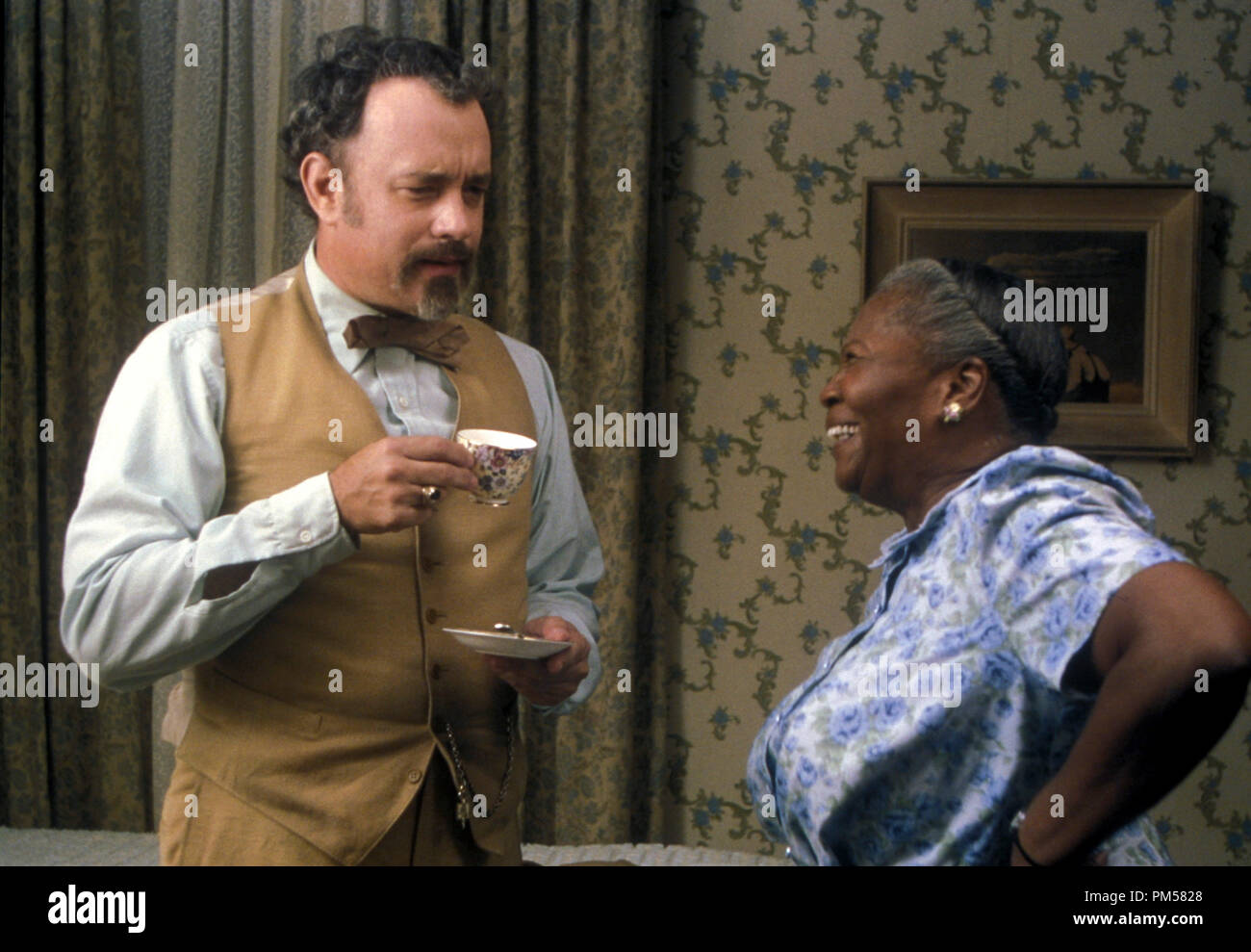 Film still da 'L' Ladykillers Tom Hanks, Irma P. Hall © 2004 Touchstone Photo credit: Melinda Sue Gordon Riferimento File # 30735542THA per solo uso editoriale - Tutti i diritti riservati Foto Stock