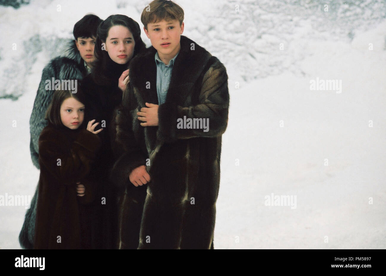 Studio Pubblicità ancora da "Le Cronache di Narnia: Il leone, la strega e l'Armadio" Skandar Keynes, Georgie Henley, Anna Popplewell, William Moseley © 2005 Walt Disney Pictures Foto di Phil Bray Riferimento File # 307361579THA per solo uso editoriale - Tutti i diritti riservati Foto Stock