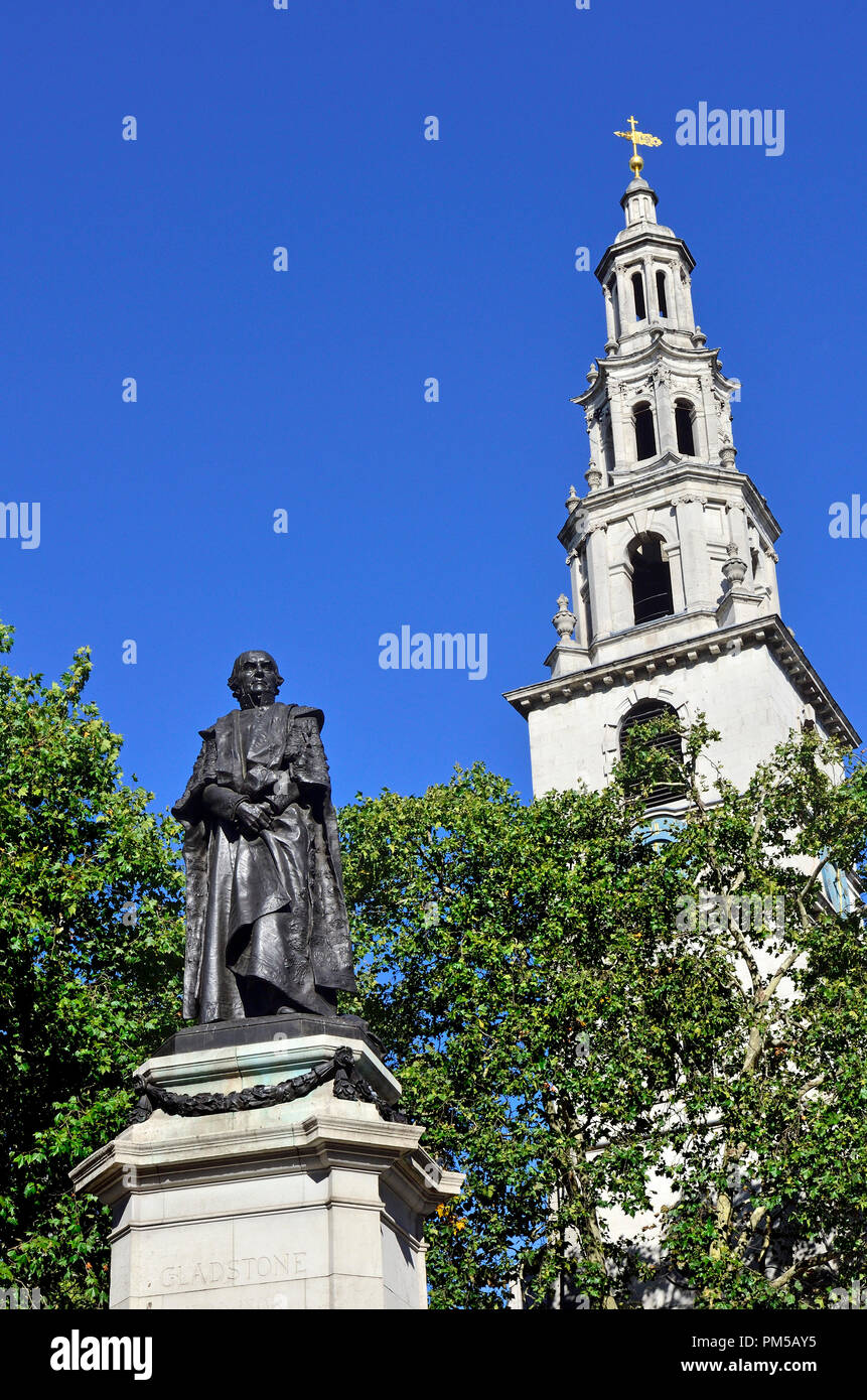 Statua di William Gladstone (1809-98, Primo Ministro) davanti alla Basilica di San Clemente danesi chiesa nel Aldwich, Londra, Inghilterra, Regno Unito. Foto Stock