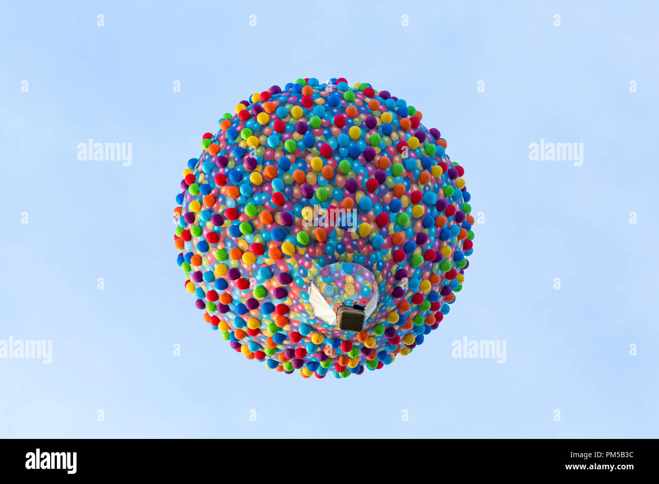 Il palloncino gonfiato di palloncini basato sul film 'Up' mongolfiera sul  terreno a Longleat Sky Safari, Wiltshire, Regno Unito nel mese di settembre  Foto stock - Alamy