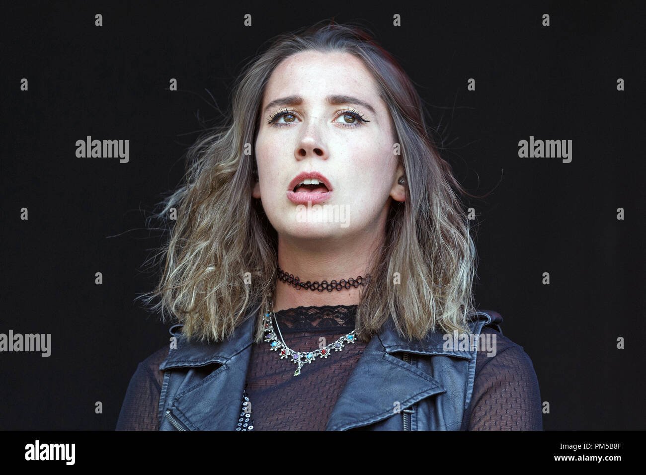 Theresa Jarvis di Yonaka nella foto durante una performance live a un festival di musica nel luglio 2017. Yonaka cantante. Foto Stock