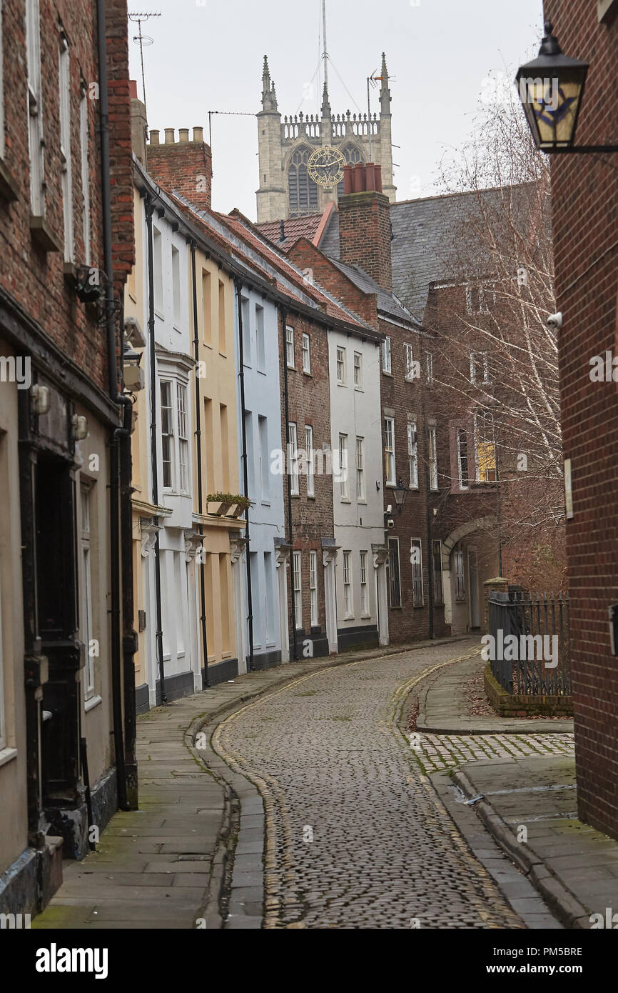 Prince Street, Kingston upon Hull, Humberside, East Riding of Yorkshire & Chiesa della Santa Trinità (Minster) clocktower, UK. Foto Stock