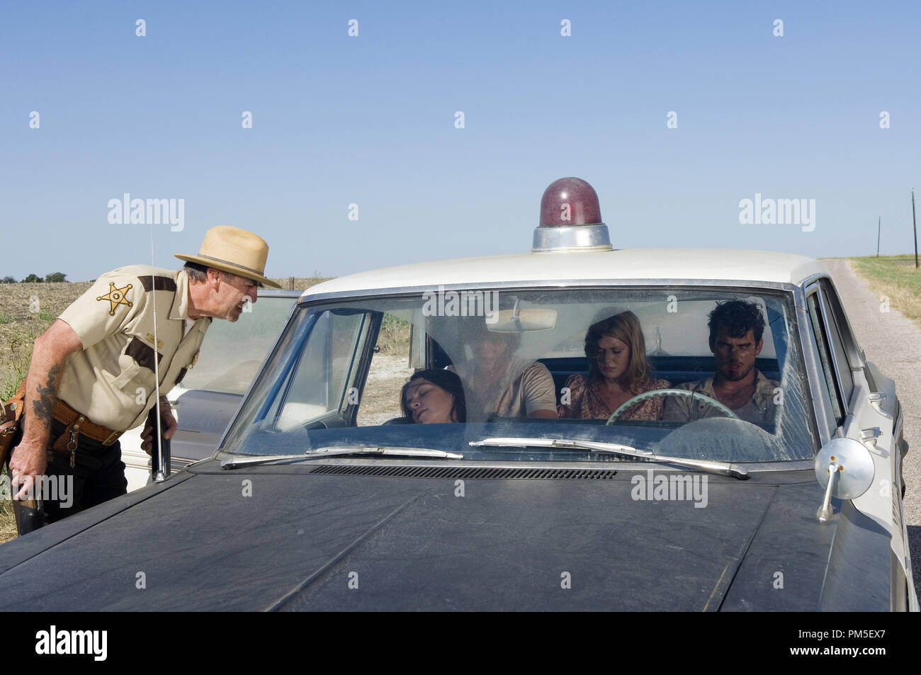 Film still / Pubblicità ancora da 'Il Texas Chainsaw Massacre: l'inizio' R. Lee Ermey, Cyia Batten, Taylor Handley, Diora Baird, Matthew Bomer © 2006 nuova Linea Photo credit: Van Rossoin Riferimento File # 307371189THA per solo uso editoriale - Tutti i diritti riservati Foto Stock