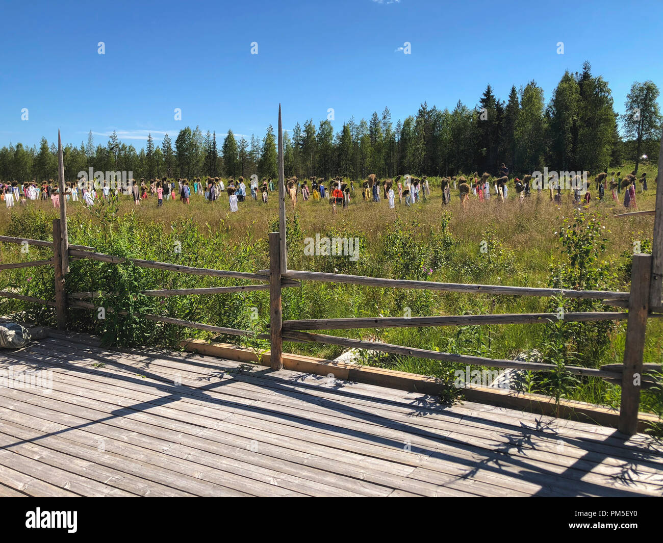 SUOMUSSALMI, Finlandia - 10 luglio 2018: popolo silenzioso è opera dell artista Reijo Kela ha. Questo lavoro comprende circa mille spaventapasseri. Popolo silenzioso mov Foto Stock