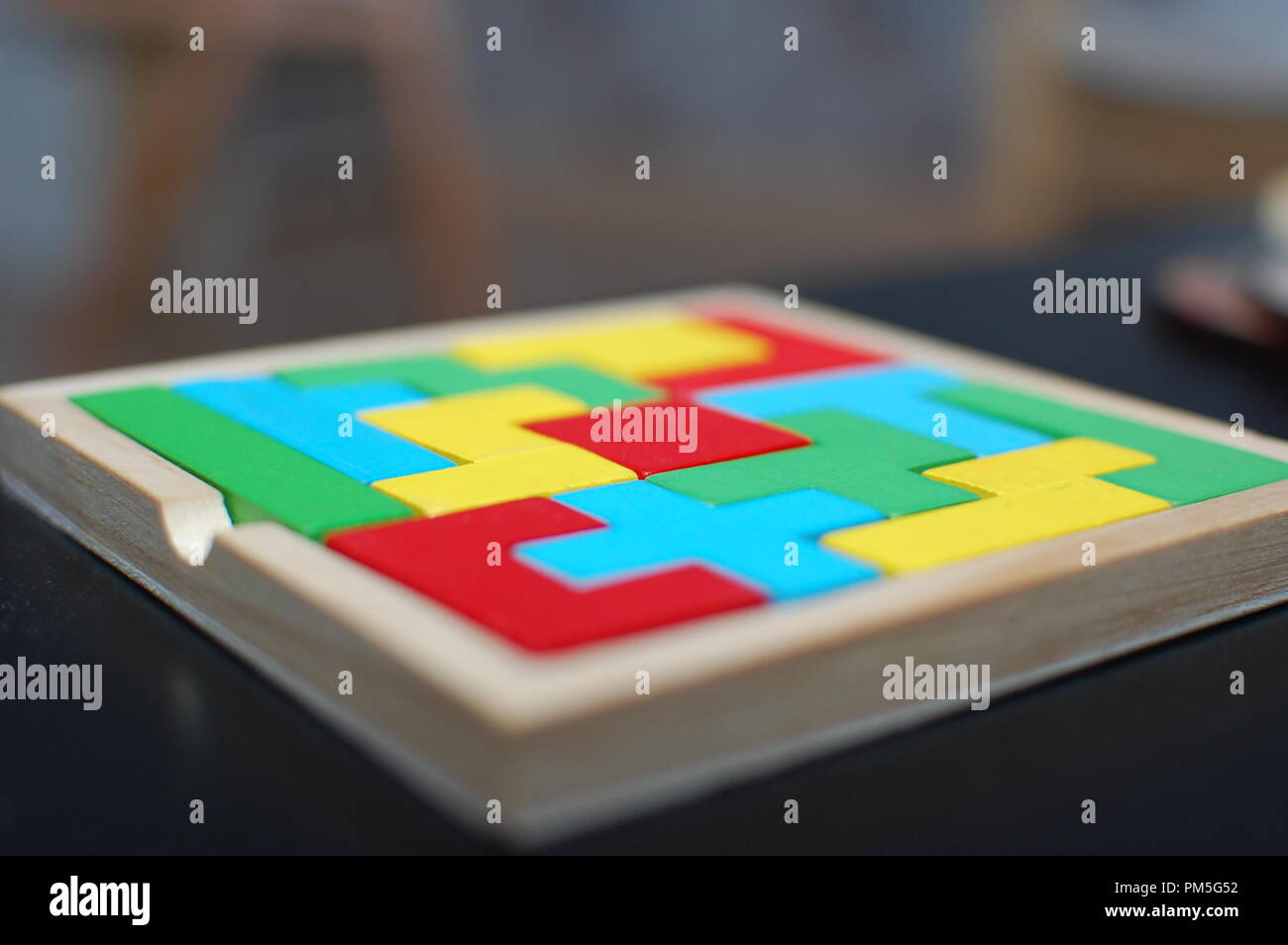 Puzzle colorato sulla tavola nera rende grande sfondo. Foto Stock