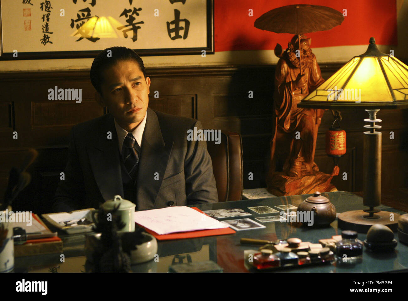 Film still da 'Lussuria' (aka 'Se, jie") Tony Leung Chiu Wai © 2007 Focus Features Photo credit: Chan Kam Chuen Riferimento File # 30738244THA per solo uso editoriale - Tutti i diritti riservati Foto Stock