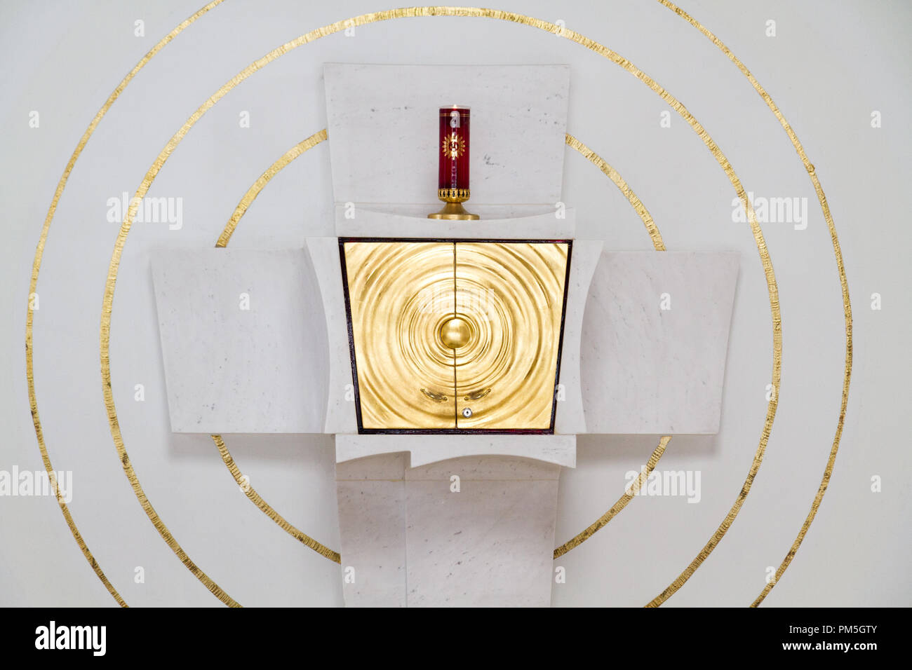 Bratislava, Slovacchia. 2018/3/18. Il tabernacolo con l eucaristia insieme in una forma di una croce nella chiesa della Regina della famiglia sulla strada Teplicka Foto Stock