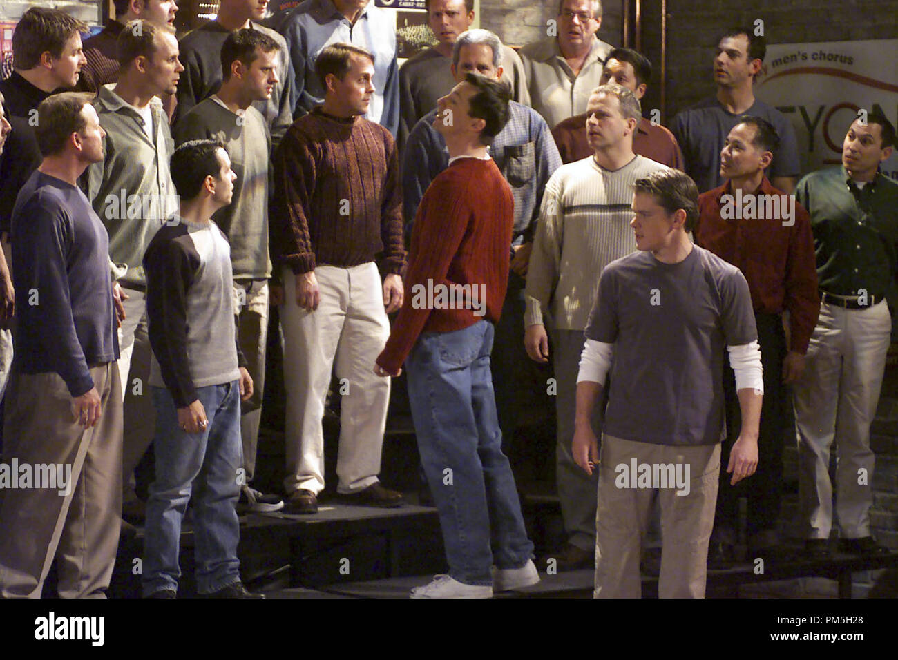 Studio Pubblicità ancora da "Volontà e grazia' episodio nome: 'Un coro giacciono' Sean Hayes, Matt Damon e il gay Mens coro di Los Angeles 2002 Photo credit: Chris Haston Riferimento File # 307541231THA per solo uso editoriale - Tutti i diritti riservati Foto Stock
