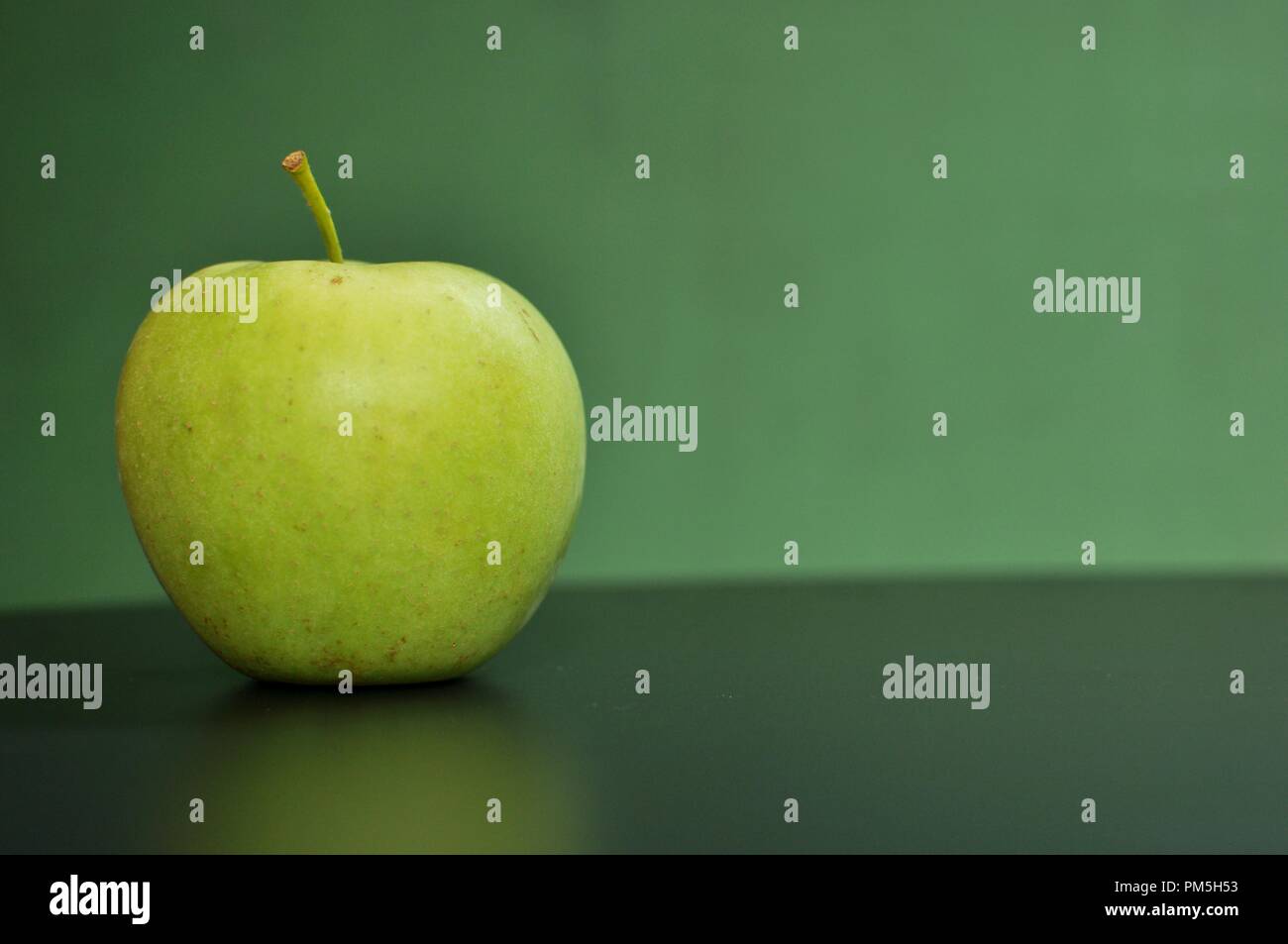 Concetto di fresh Apple su sfondo verde con copia spazio. Messa a fuoco selettiva Foto Stock