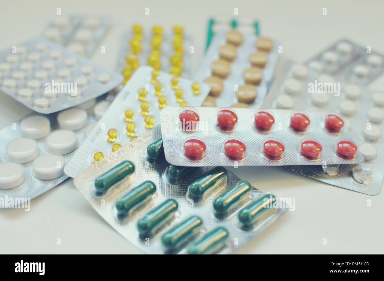 Concetto di una vista ravvicinata di blister con pillole colorate, capsule di medicina. Medicamento (medicina) per prescrizione di sanità. Foto Stock