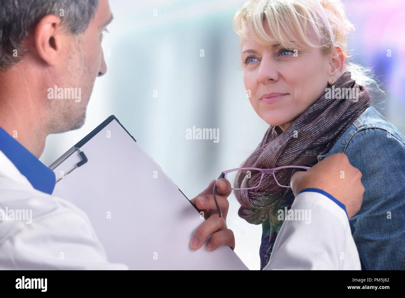 All'ottico optometrista che mostra un occhiali per una donna. Composizione orizzontale. Foto Stock