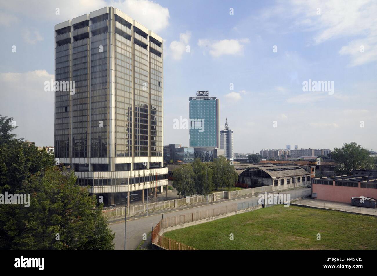 Milano (Italia), sobborghi settentrionali, vuota e mai utilizzato Office edifici costruiti negli anni ottanta dal controverso e discusso imprenditore Salvatore Ligresti Foto Stock