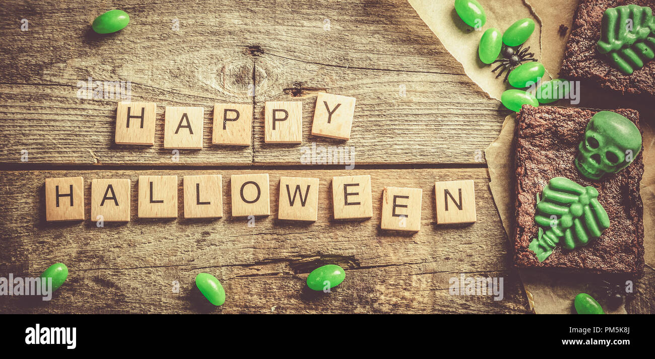 Stile Halloween party dolce - brownie con verde dello scheletro e ossa Foto Stock