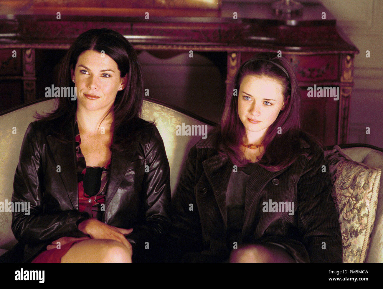 Film still / Pubblicità foto da 'Gilmore Girls' Lauren Graham, Alexis Bledel 2000 Photo credit: Richard Foreman Riferimento File # 30846524THA per solo uso editoriale - Tutti i diritti riservati Foto Stock