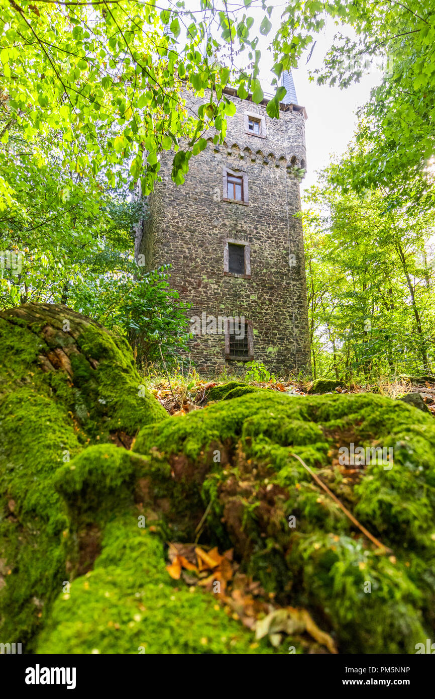 Dianaburg, ex rifugio di caccia romantico o Jagdschloss, nascosto nella foresta vicino Greifenstein, Hesse, Germania Foto Stock